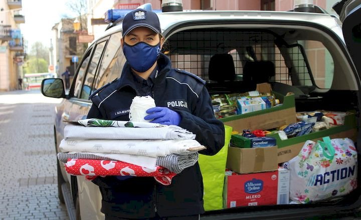 Piotrkowscy policjanci przekazali pomoc Widzialnej Rce