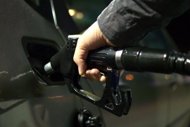 Analitycy: ceny na stacjach benzynowych powinny spaść