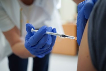 Rozporządzenie - w sytuacji ryzyka niewykorzystania szczepionki dawka dla osób powyżej 18 r.ż.