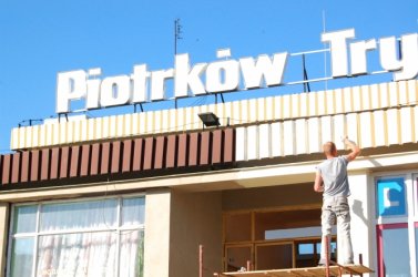 Trwa remont elewacji dworca PKS w Piotrkowie
