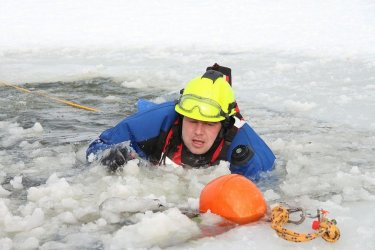 Strażacy z Woli Krzysztoporskiej ratowali uwięzionych na kruchym lodzie