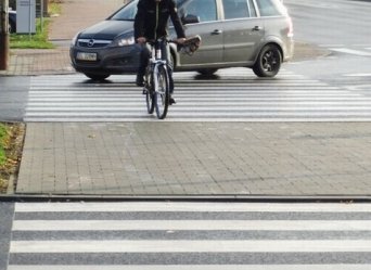Rowerzyci, nie przejedajcie przez przejcia dla pieszych!