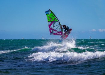 Żagle windsurfingowe, które stawią opór nawet najtrudniejszym warunkom, jak wybrać?