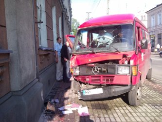 Piotrkw: Minibusem wjecha w Poczt