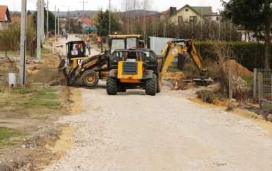 Gmina Wola Krzysztoporska: Ruszyły drogowe inwestycje