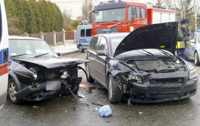 Zderzenie dwch aut w Laskach