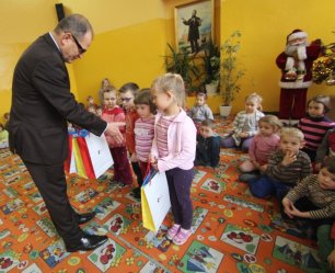 Marek Mazur wrczy prezenty przedszkolakom