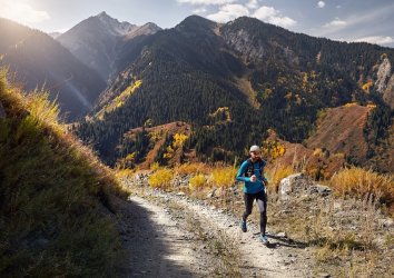Jakie są zalety biegania w górach?
