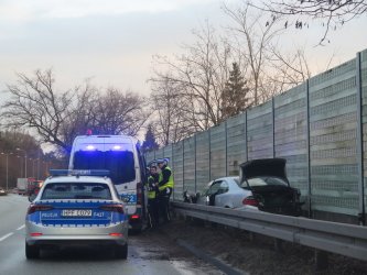 Wypadek na Miast Partnerskich. Mercedes utknął między barierą a ekranami (ZDJĘCIA)