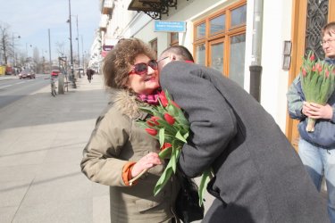 Przedstawiciele SLD rozdawali kwiaty z okazji Dnia Kobiet