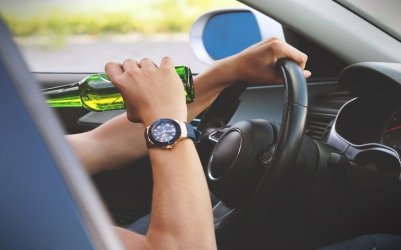 Pijany pojecha autem po alkohol