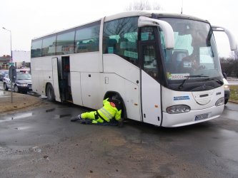 Autobus urwa koo na rondzie Sulejowskim