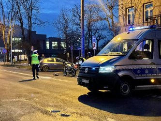 Groźne zderzenie motoroweru z osobówką na Słowackiego. Kierowcą 16-latek