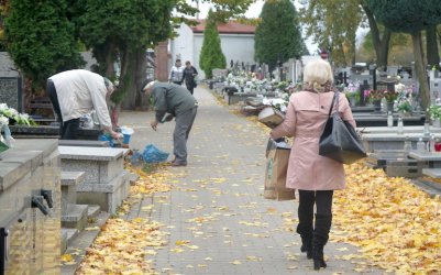 Piotrkowianie sprzątają groby przed 1 listopada