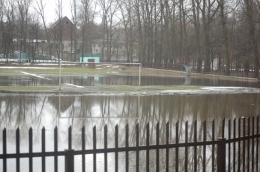 Tomaszów: Woda wdarła się na stadion Lechii