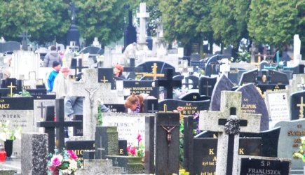 Niszcz nagrobki na piotrkowskich cmentarzach