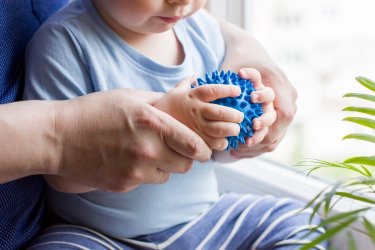 Czym są zabawki sensoryczne dla niemowląt i jak wpływają na rozwój dziecka?