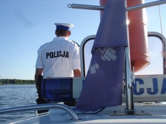 Policjanci uratowali dwch eglarzy