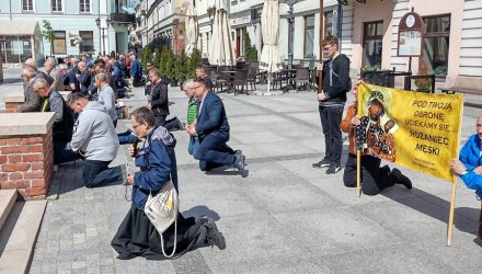 Pogrążeni w modlitwie szli ulicami Piotrkowa (ZDJĘCIA)