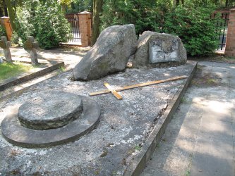 Zodzieje okradli cmentarz wojenny w Piotrkowie