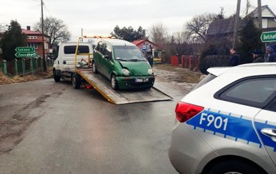 72-letni kierowca staranował ogrodzenie. Dalszą jazdę uniemożliwił mu świadek zdarzenia 