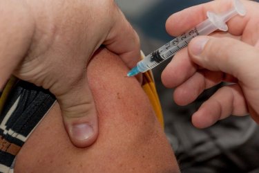 Nawet malejąca liczba przeciwciał po szczepionce powinna chronić