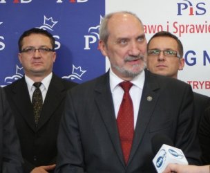 Prawie 60 procent Polaków źle ocenia ministra Macierewicza