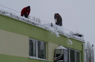 Uwaga na sople zwisajce z dachu