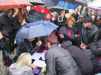 „Jarosaw, kobiety zostaw!” Czarny protest w Piotrkowie 