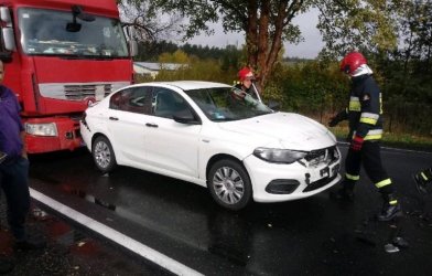 Kolizja trzech aut na DK12 w Poniatowie