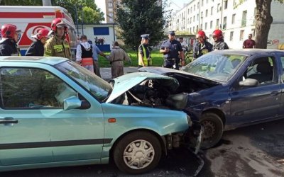 Czołowe zderzenie dwóch osobówek w Piotrkowie