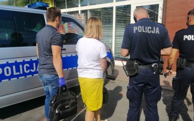 Piotrkw: Policja i sanepid sprawdzali, czy klienci i pracownicy sklepw nosz maseczki