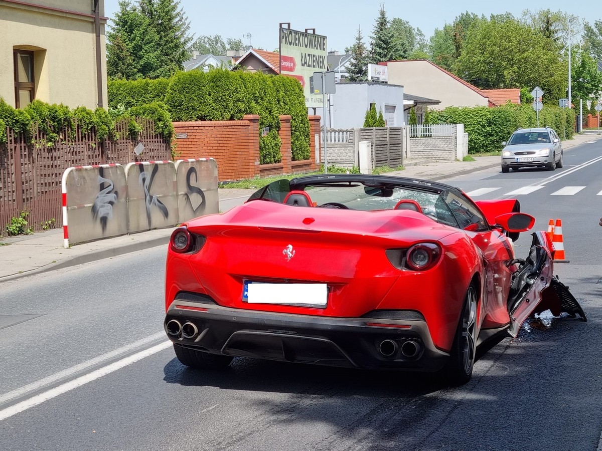 Galeria: Rozbite Ferrari Na Wyzwolenia [ZDJĘCIA] - EPiotrkow.pl ...