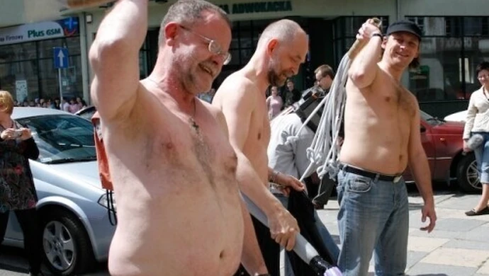 INTERAKCJE: Pikieta i akt samobiczowania  