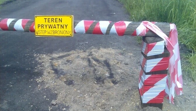 Piotrków: Prywatny szlaban na prywatnej drodze