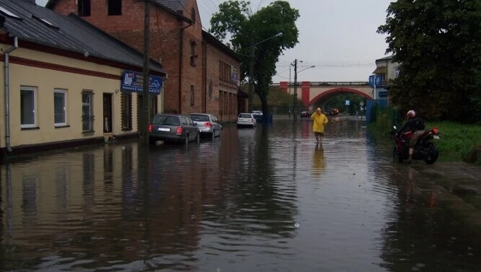 Burza: Zalane ulice, powalone drzewa