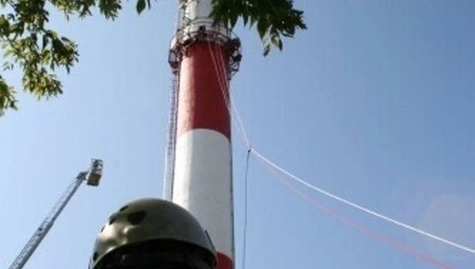 Straż ćwiczyła na kominie