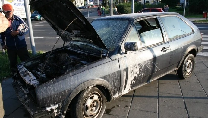 Samochód zapalił się na skrzyżowaniu