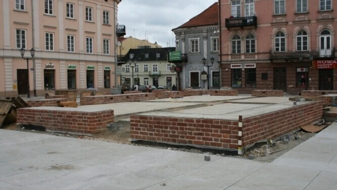 Piotrków: Murek do "wynajęcia"?