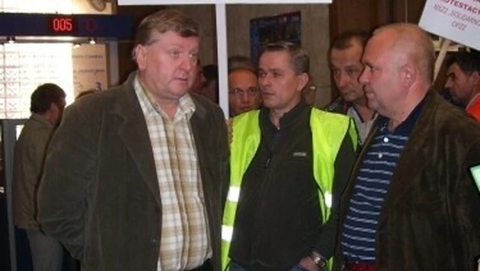 Transparenty, burzliwa dyskusja i zdjęte uchwały 