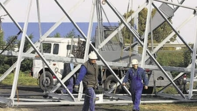 Stawiają maszt, a sąsiad mówił, że buduje... staw