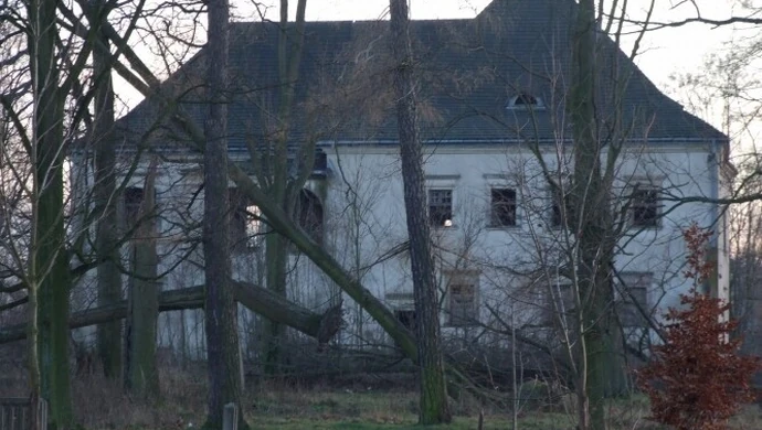 Gmina Aleksandrów: Niszczeje zabytkowy dwór