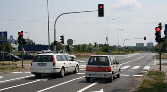 Uruchomiono sygnalizację na niby-rondzie 