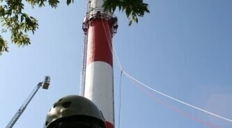 Straż ćwiczyła na kominie