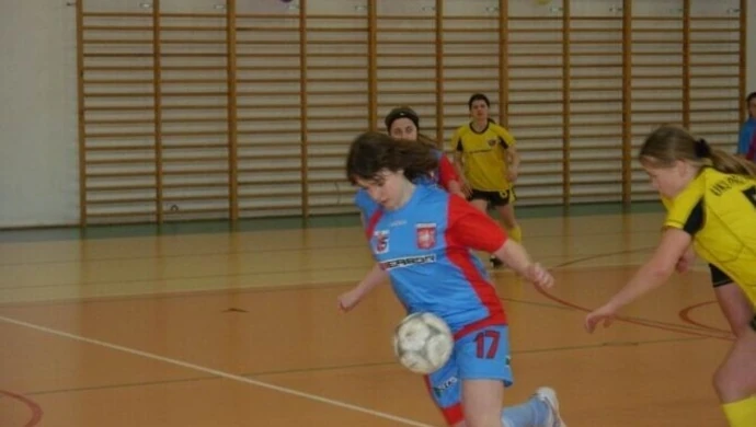 Piłka nożna kobiet: Ostrowia z "Warkoczem Piłkarki" 