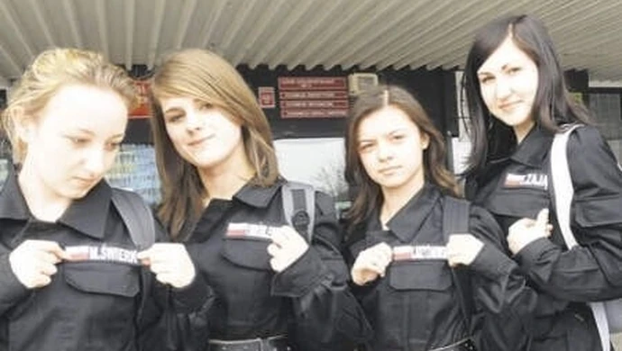 Ciągnie uczniów do munduru 