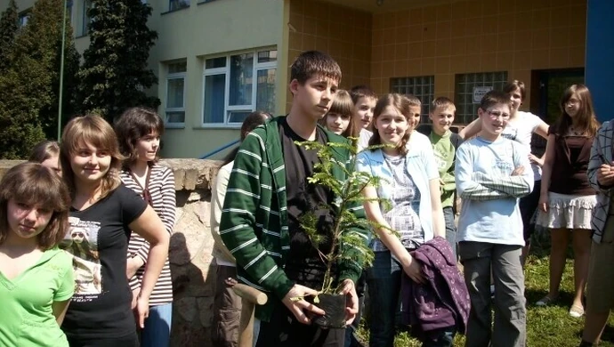 Piotrków: Zasadzili symboliczne drzewo