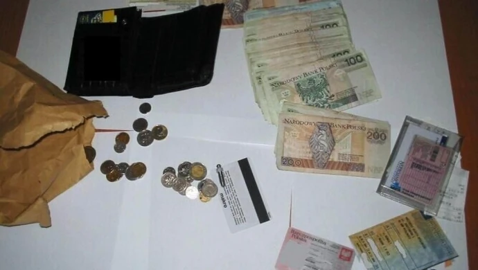 Radomsko: Zostawił pieniądze na...dachu auta