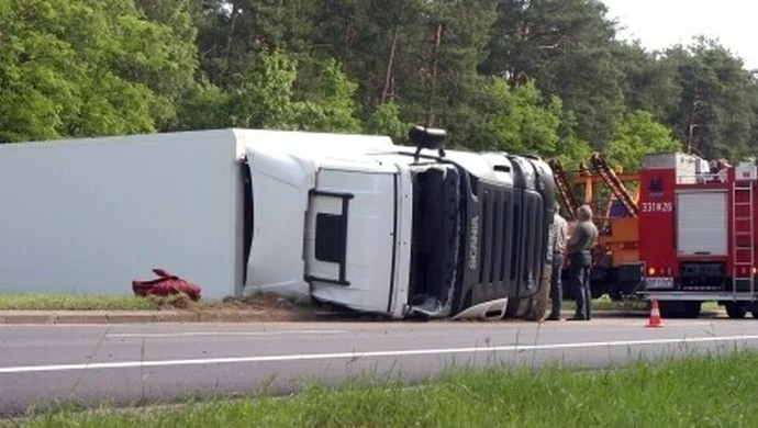Piotrków: Pijany zasnął za kierownicą tira