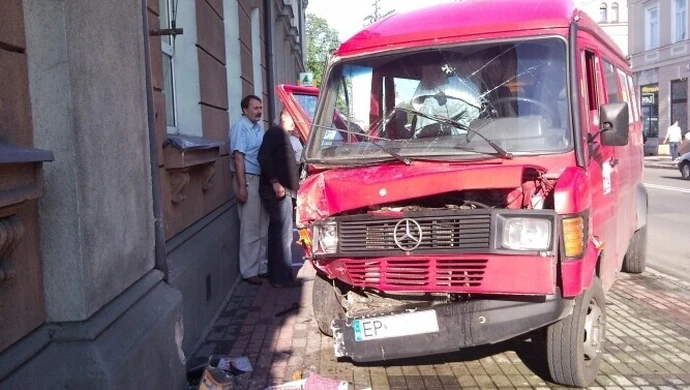 Piotrków: Minibusem wjechał w Pocztę